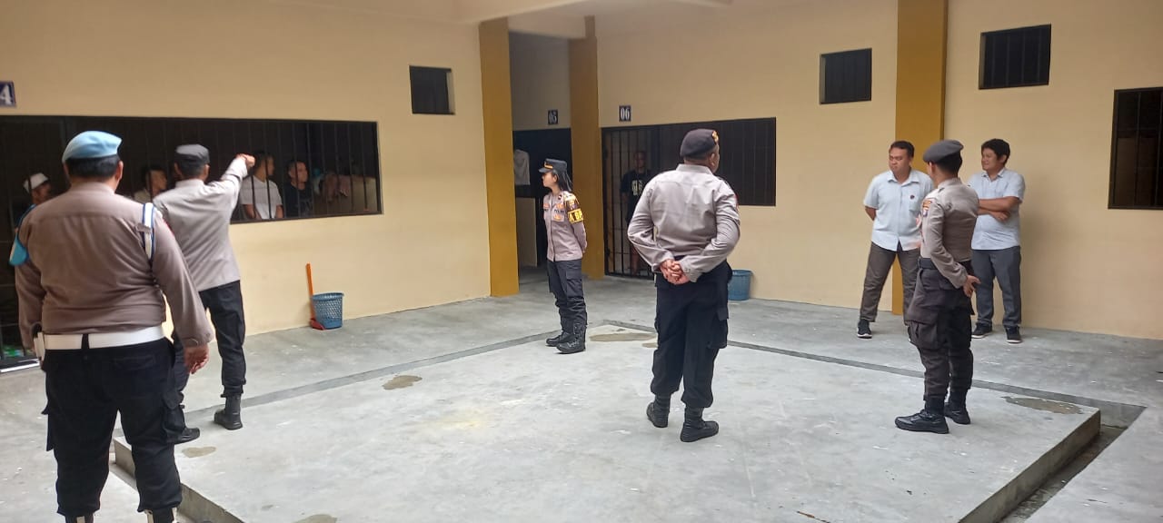 Anggota Sattahti Polresta Palangka Raya Periksa Data dan Kondisi Para Tahanan