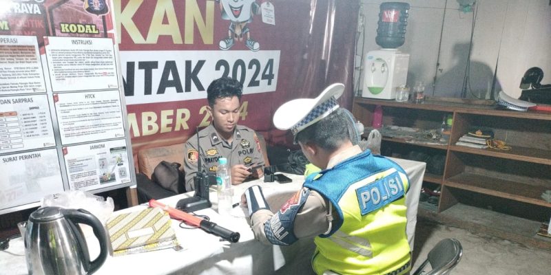 Personel Satlantas Polresta Palangka Raya Pantau Keamanan di Kantor KPU