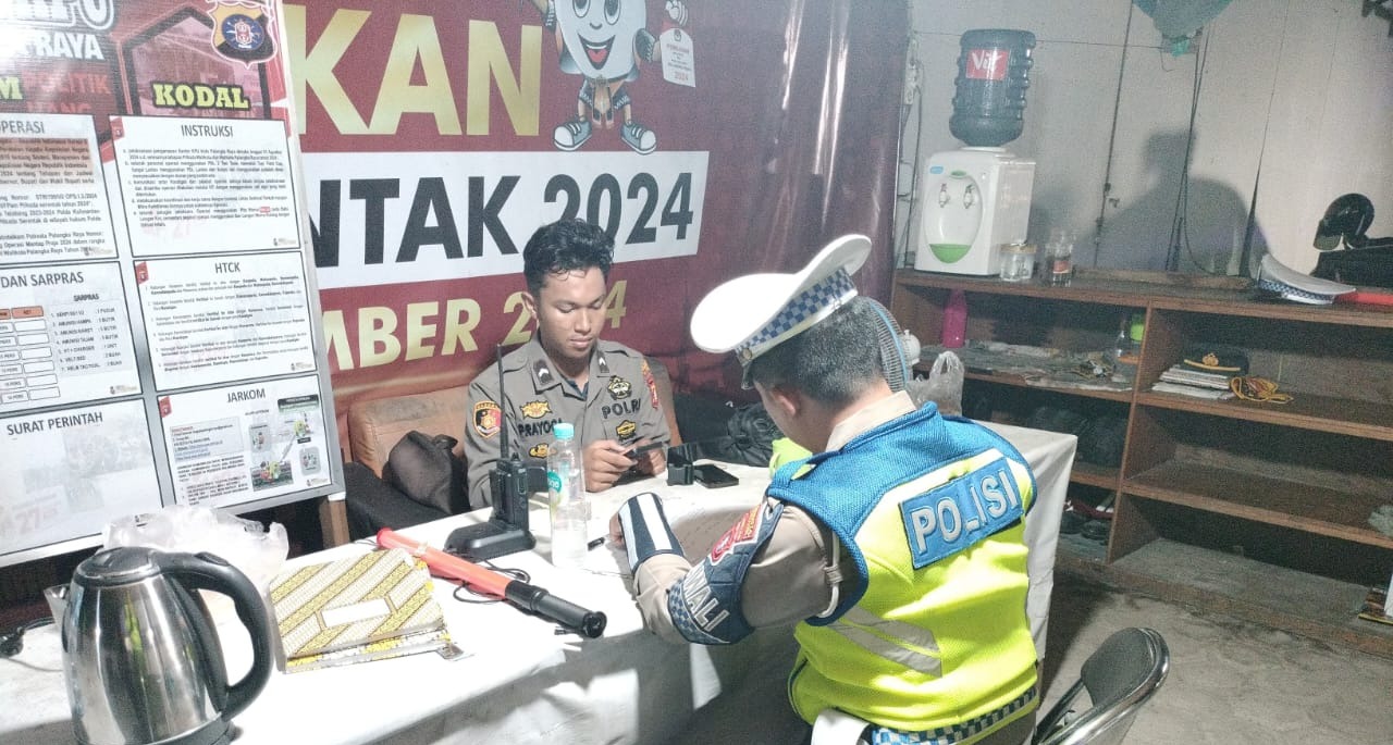 Personel Satlantas Polresta Palangka Raya Pantau Keamanan di Kantor KPU
