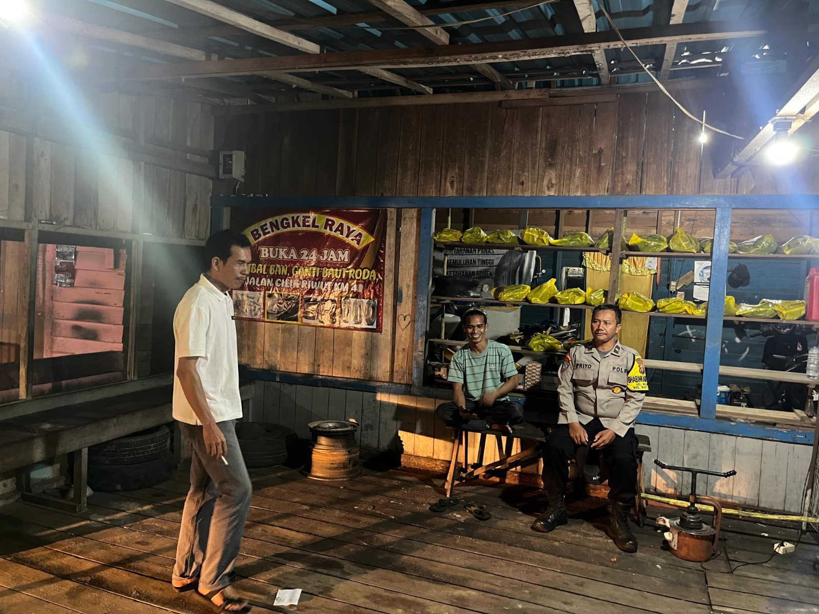 Kunjungi Bengkel, Polsek Bukit Batu Sampaikan Pesan Kamtibmas di Sei Gohong