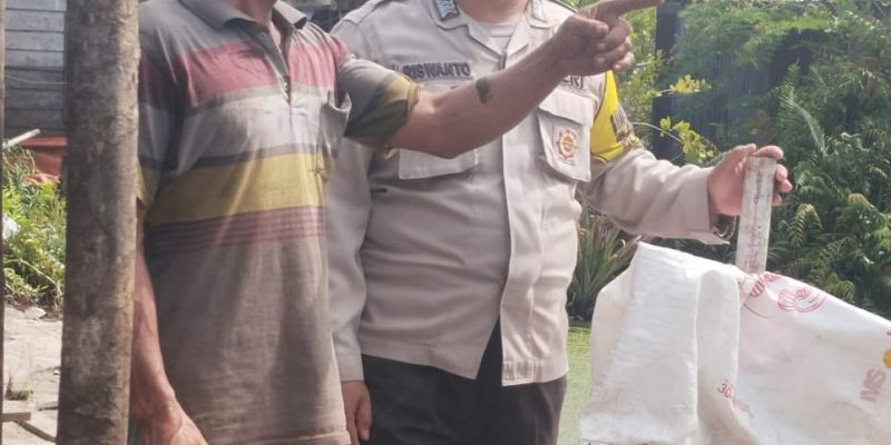 Bhabinkamtibmas Bukit Tunggal Datangi Lokasi Ketahanan Pangan Pekarangan Bergizi di Mahir Mahar