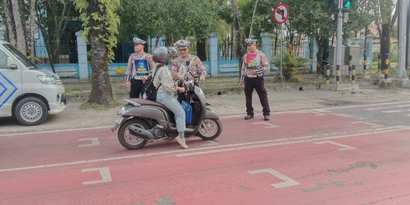 Saat Dikmas Lantas, Satlantas Polresta Palangka Raya Bagikan Brosur Tertib Berlalulintas