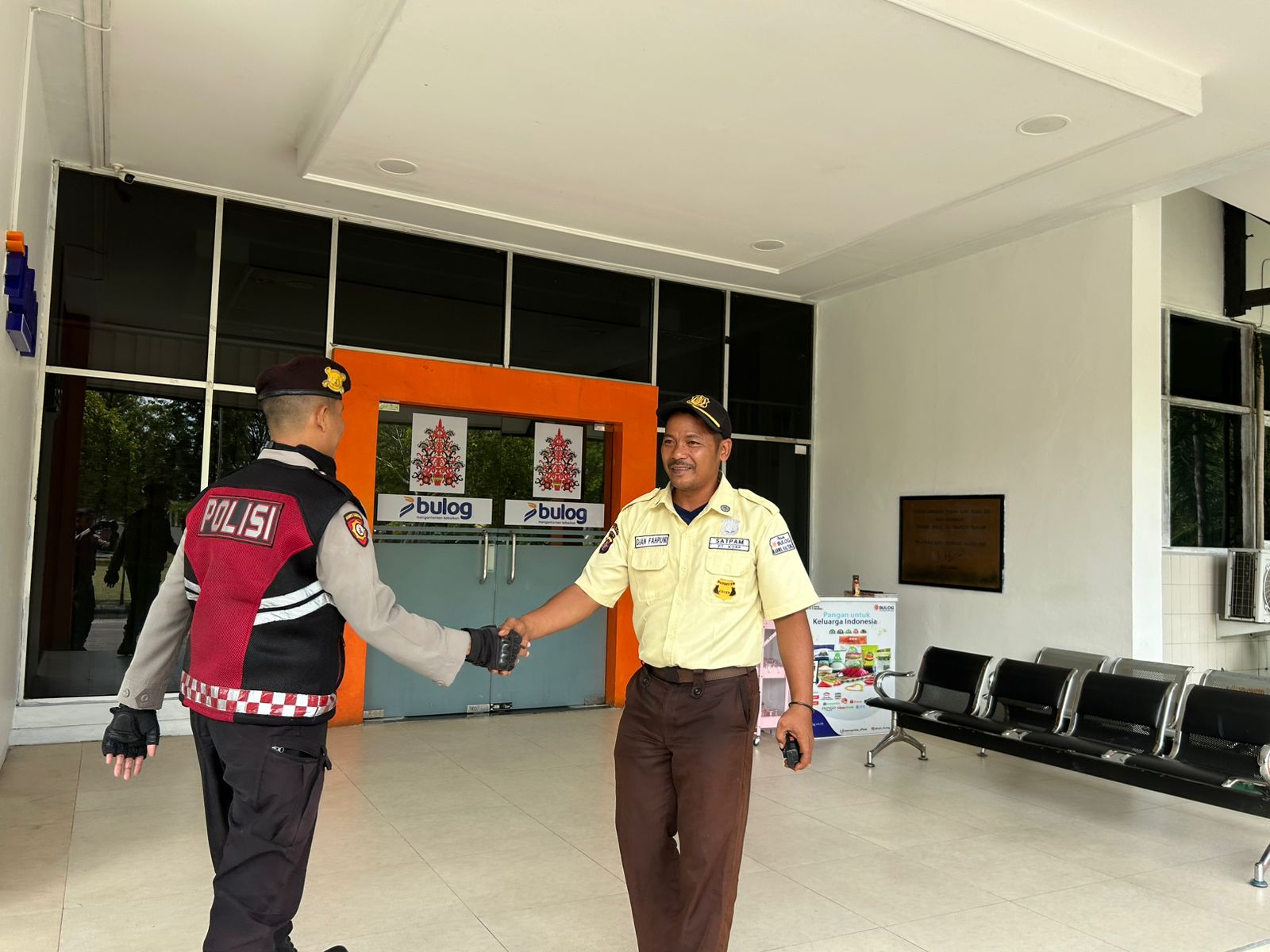 Di Kantor Bulog, Satsamapta Polresta Palangka Raya Ciptakan Keamanan