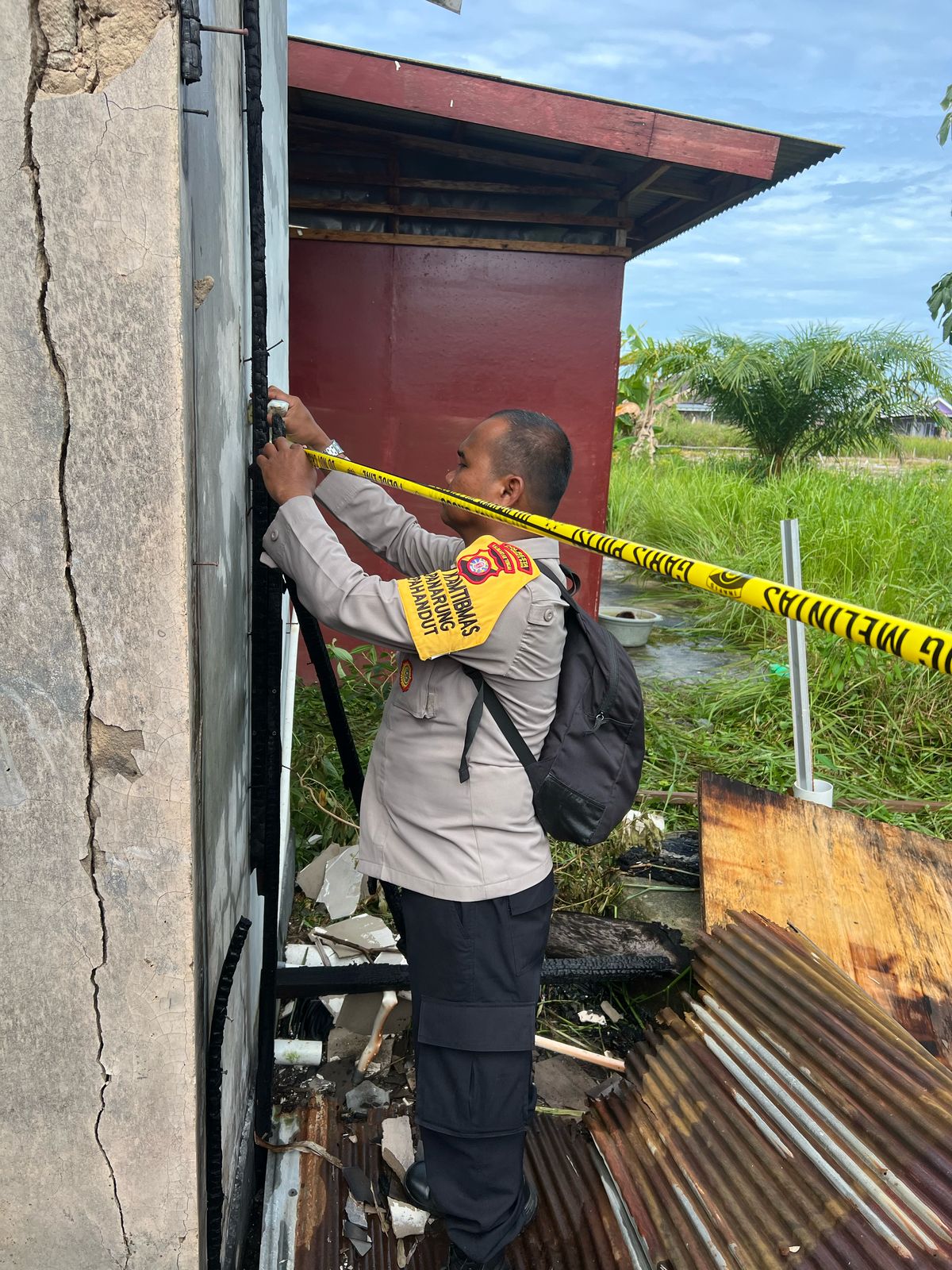 Kapolsek Pahandut Tinjau Langsung TKP Kebakaran Gudang Penyimpanan di Panarung