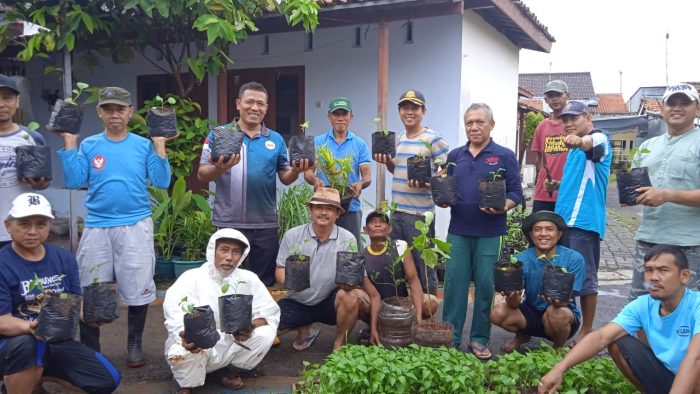 Kompol Suhadi Ajak Warga Batang Tanam Sayur di Pekarangan, Raih Ketahanan Pangan Mandiri