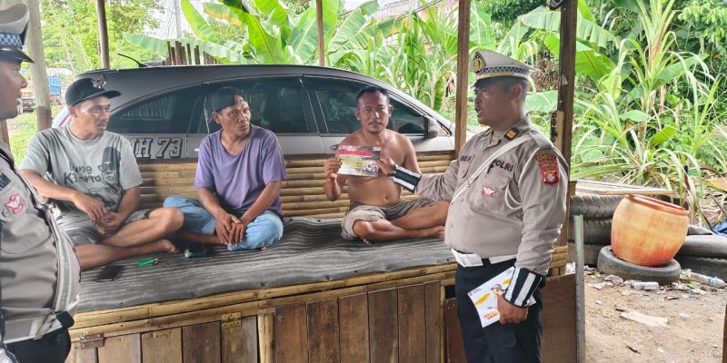 Di Warung Kopi, Unit Kamsel Satlantas Polresta Palangka Raya Edukasi Warga