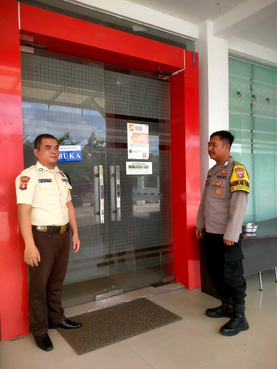 Datangi Bank Kalteng, Anggota Polsek Bukit Batu Pelihara Kamtibmas