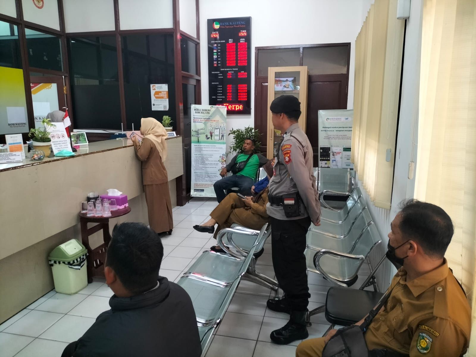 Pada Kantor Perbankan, Satpamobvit Polresta Palangka Raya Jaga Kondusifitas