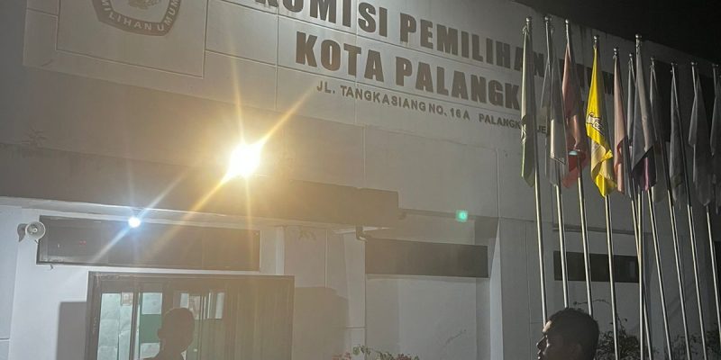 Polresta Palangka Raya Siagakan Personel Berseragam di Kantor KPU