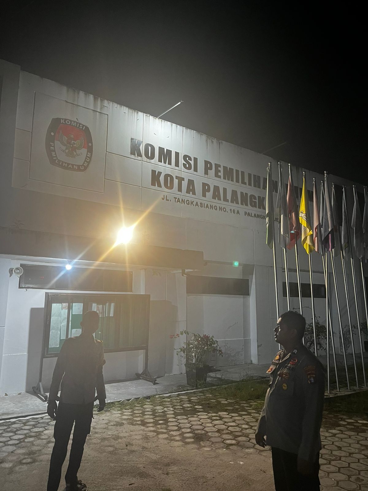 Polresta Palangka Raya Siagakan Personel Berseragam di Kantor KPU