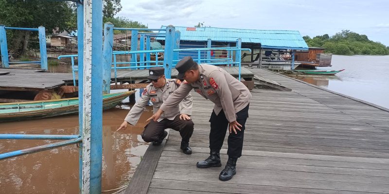 Anggota Polsek Bukit Batu Periksa Debit Air di Dermaga Pangkalima Jaya