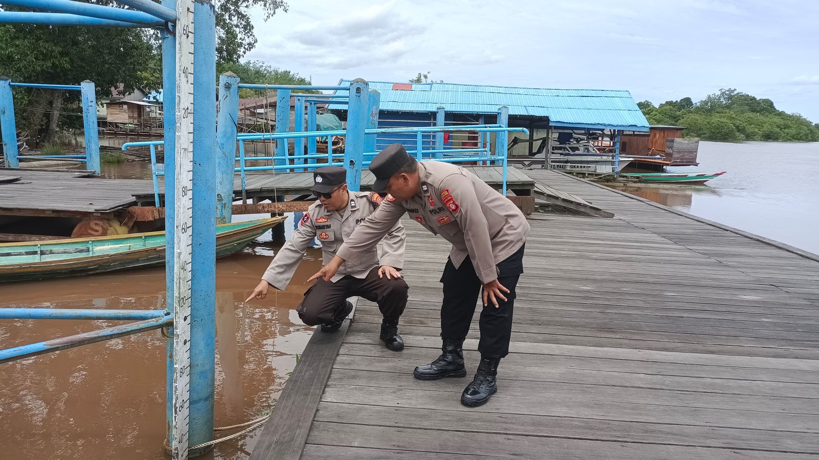 Anggota Polsek Bukit Batu Periksa Debit Air di Dermaga Pangkalima Jaya