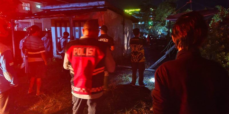 Personel Satsamapta Polresta Palangka Raya Respon Cepat Kebakaran di H. Ikap