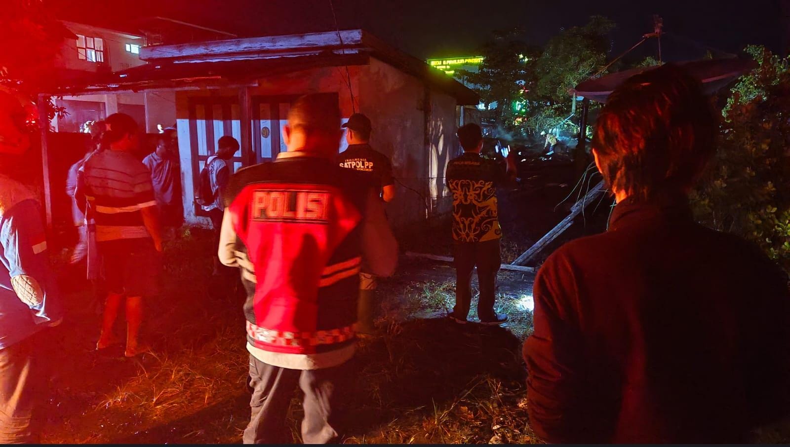 Personel Satsamapta Polresta Palangka Raya Respon Cepat Kebakaran di H. Ikap