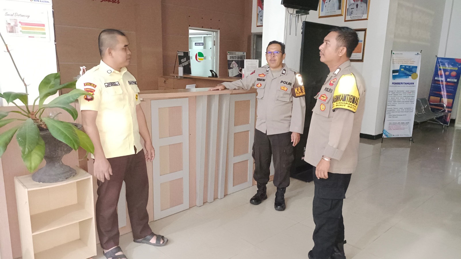 Polsek Bukit Batu Sambangi Bank Kalteng untuk Jaga Kamtibmas