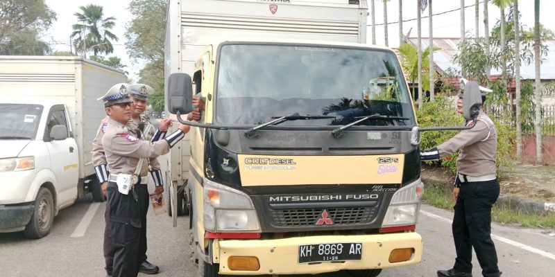 Hentikan Truk, Unit Kamsel Satlantas Polresta Palangka Raya Sampaikan Dikmas Lantas