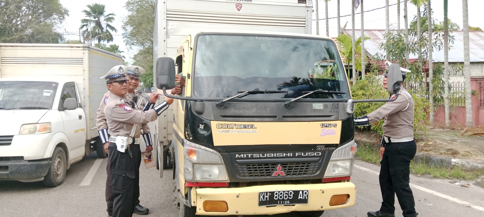 Hentikan Truk, Unit Kamsel Satlantas Polresta Palangka Raya Sampaikan Dikmas Lantas