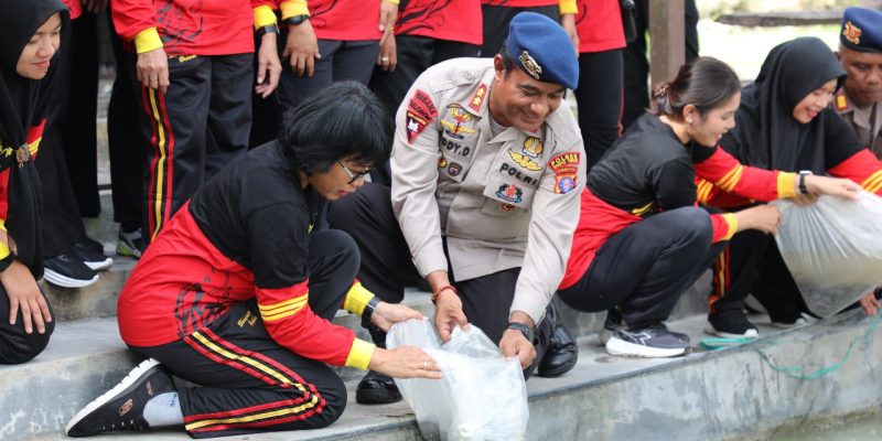 Dukung Asta Cita Presiden, Satbrimob Polda Kalteng Gelar Panen Jagung dan Singkong Serta Tebar Benih Ikan