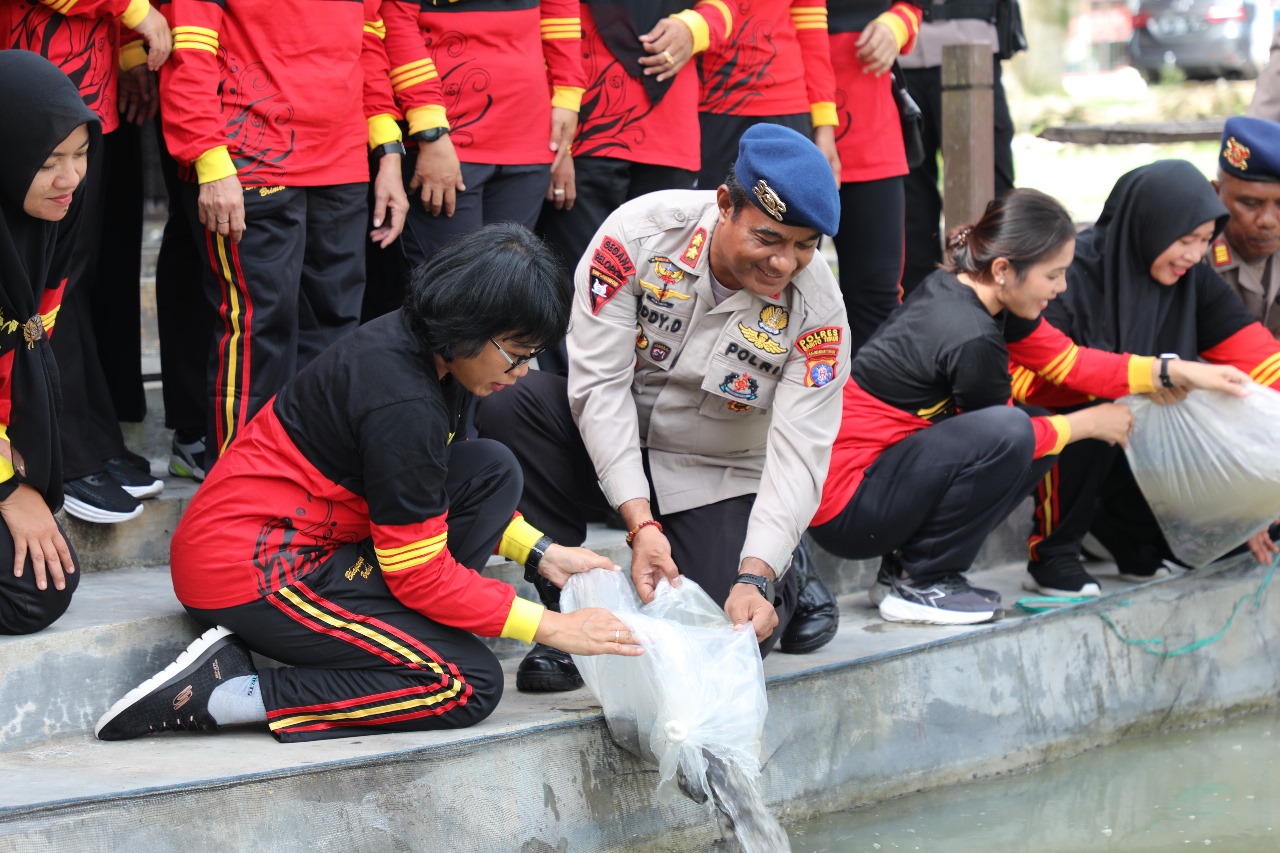 Dukung Asta Cita Presiden, Satbrimob Polda Kalteng Gelar Panen Jagung dan Singkong Serta Tebar Benih Ikan
