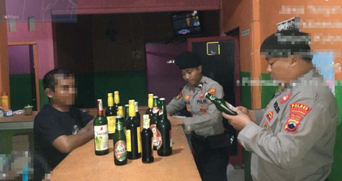Puluhan Botol Miras Diamankan Polisi Saat Razia di Beberapa Cafe di Pekalongan