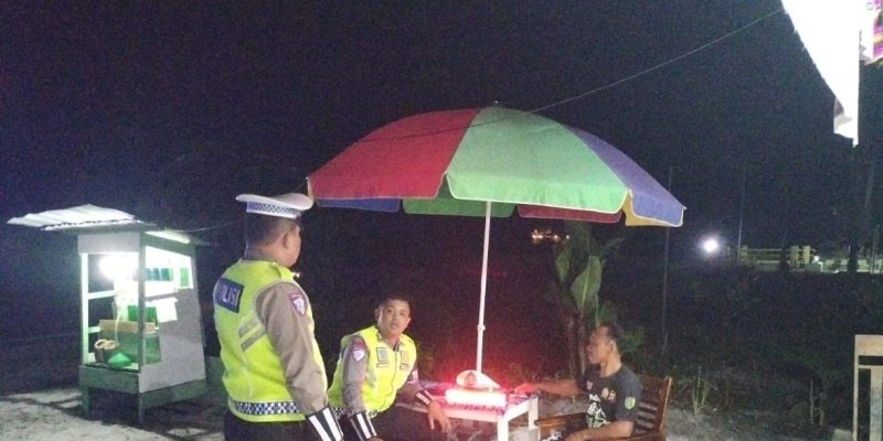 Personel Satlantas Polresta Palangka Raya Sambangi Kuliner di Pinggiran Jalan