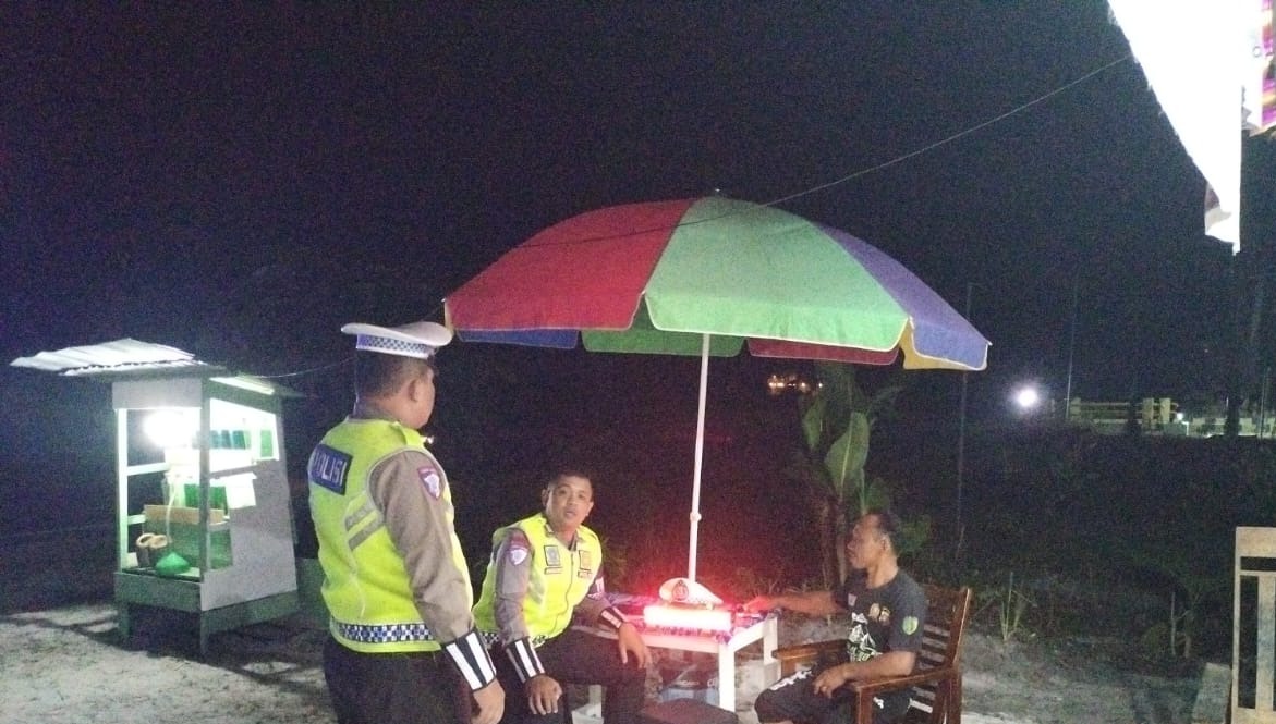 Personel Satlantas Polresta Palangka Raya Sambangi Kuliner di Pinggiran Jalan