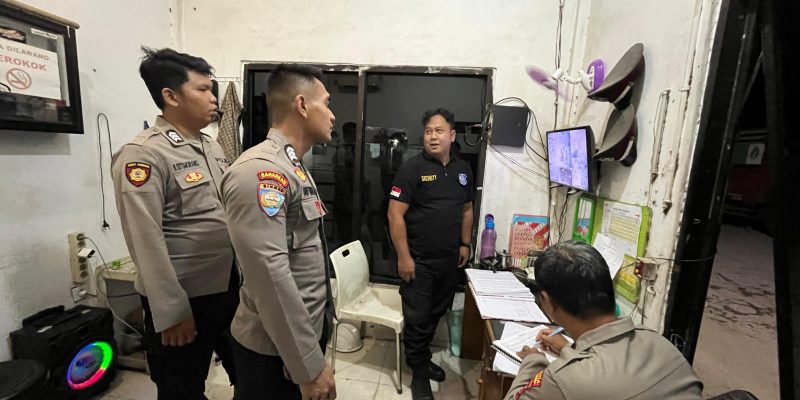 Di Pos Jaga PT. Tip Top Gasindo, Anggota Polsek Bukit Batu Sharing Kamtibmas