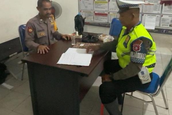 Anggota Satlantas Polresta Palangka Raya Pastikan Kondusivitas di Kantor Bawaslu ketika Pilkada