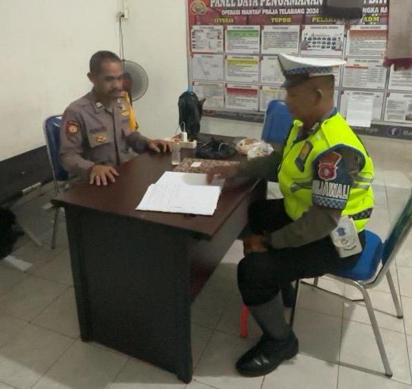 Anggota Satlantas Polresta Palangka Raya Pastikan Kondusivitas di Kantor Bawaslu ketika Pilkada