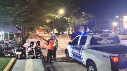 Personel Satlantas Polresta Palangka Raya Sampaikan Edukasi Bagi Tukang Parkir
