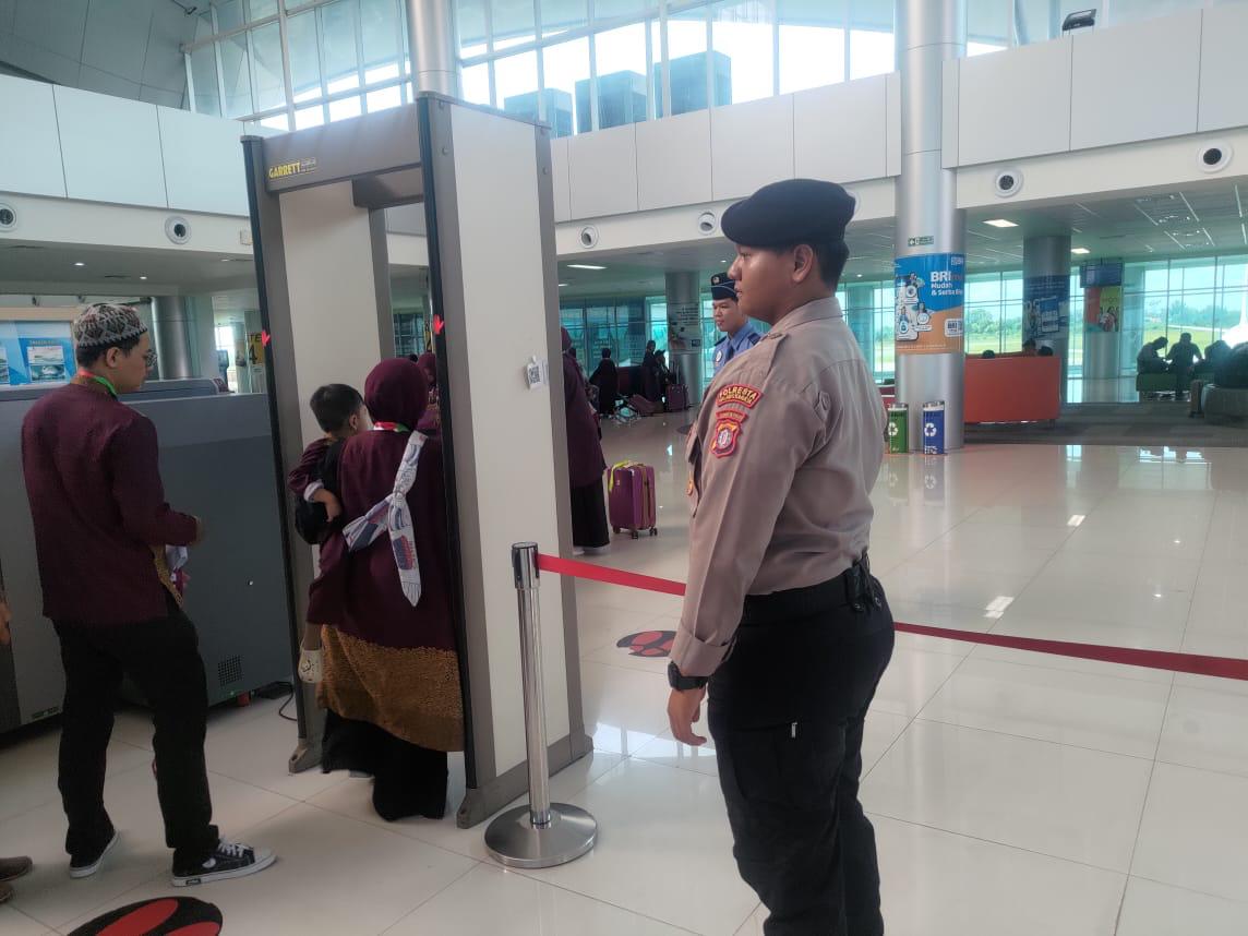 Satpamobvit Polresta Palangka Raya Maksimalkan Tugas Pengamanan di Bandara Tjilik Riwut