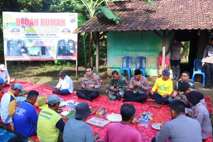 Giliran Tempat Tinggal Milik Mbah Tabir- Mbah Wayem di Bojong Pekalongan Yang Terkena Program Bedah Rumah Polda Jateng