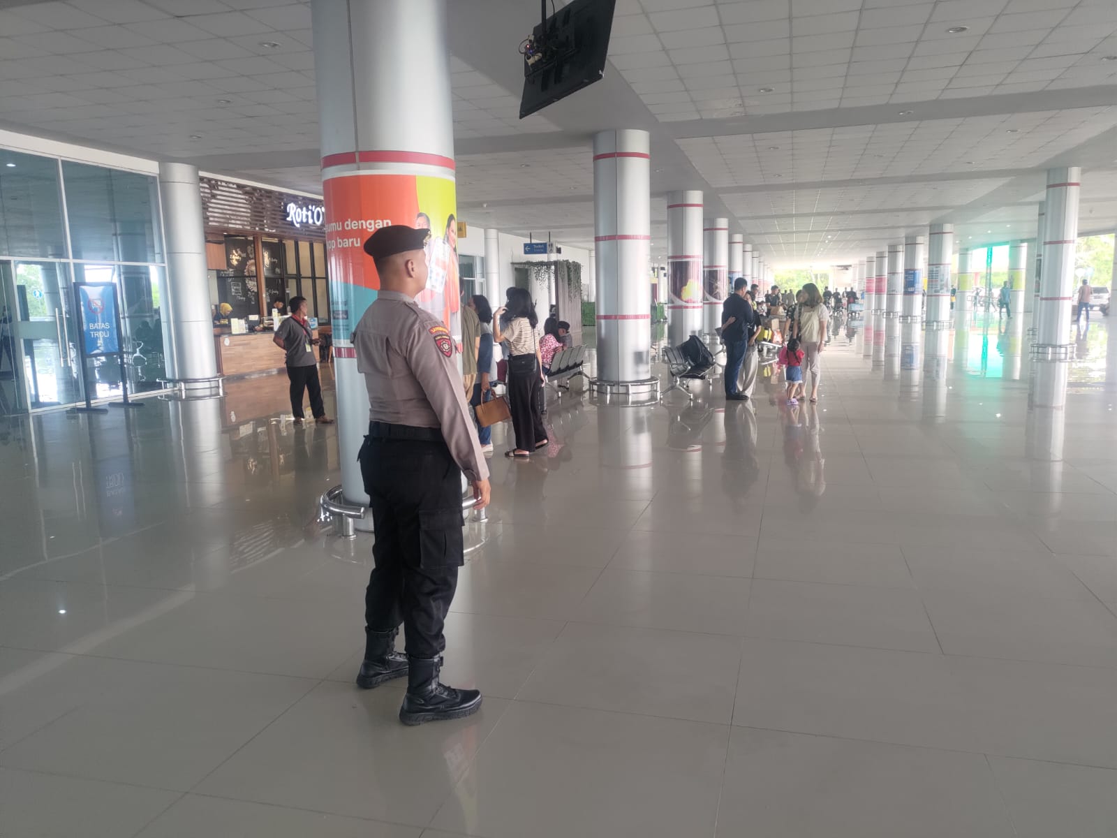 Jaga Keamanan, Satpamobvit Polresta Palangka Raya Siagakan Personel di Bandara Tjilik Riwut