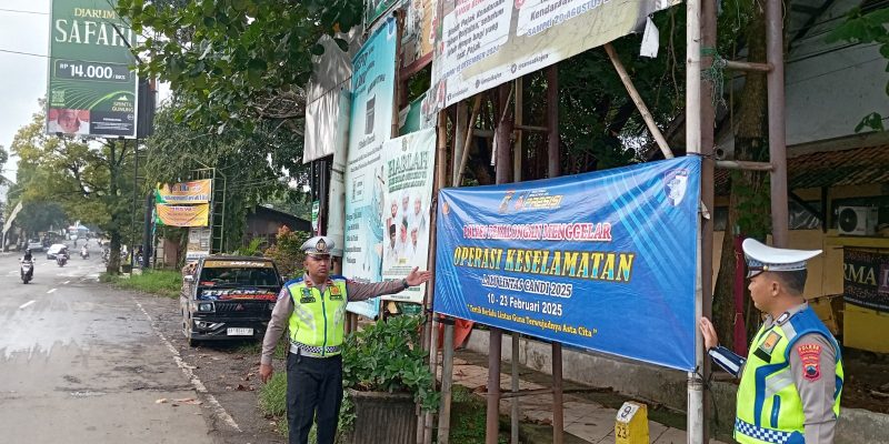 Pasang Spanduk, Satlantas Polres Pekalongan Sosialisasikan Pelaksanaan Ops Keselamatan Lalu Lintas Candi 2025
