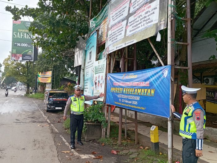 Pasang Spanduk, Satlantas Polres Pekalongan Sosialisasikan Pelaksanaan Ops Keselamatan Lalu Lintas Candi 2025