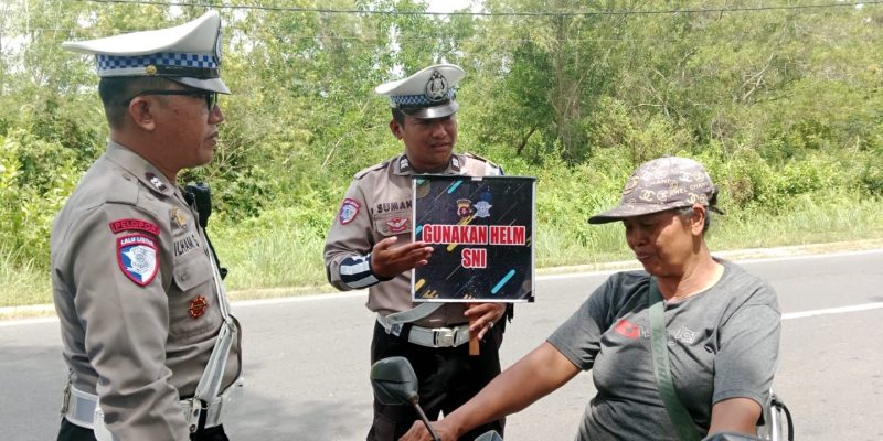 Tanpa Helm, Pengendara Diedukasi oleh Unit Kamsel Satlantas Polresta Palangka Raya
