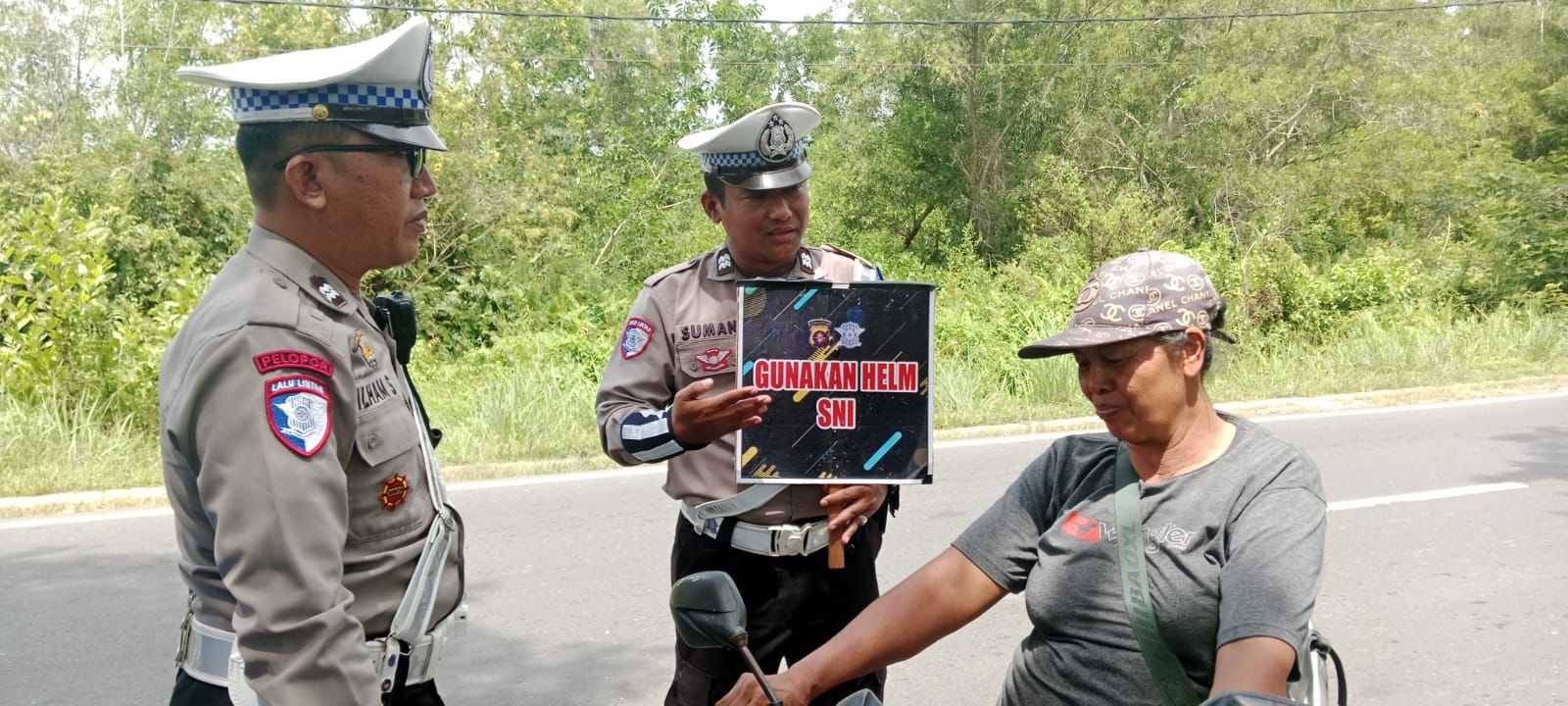 Tanpa Helm, Pengendara Diedukasi oleh Unit Kamsel Satlantas Polresta Palangka Raya