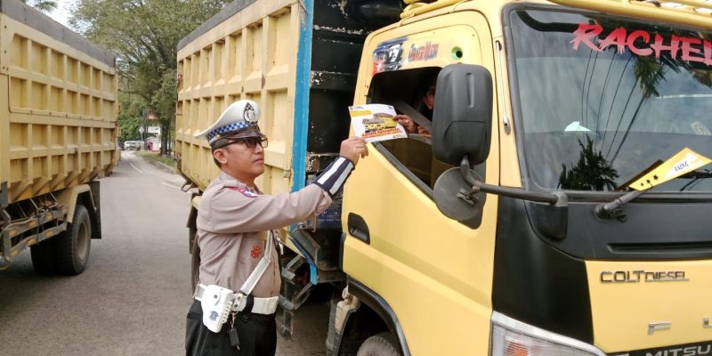 Hentikan Truk Angkutan, Unit Kamsel Satlantas Polresta Palangka Raya Berikan Dikmas Lantas