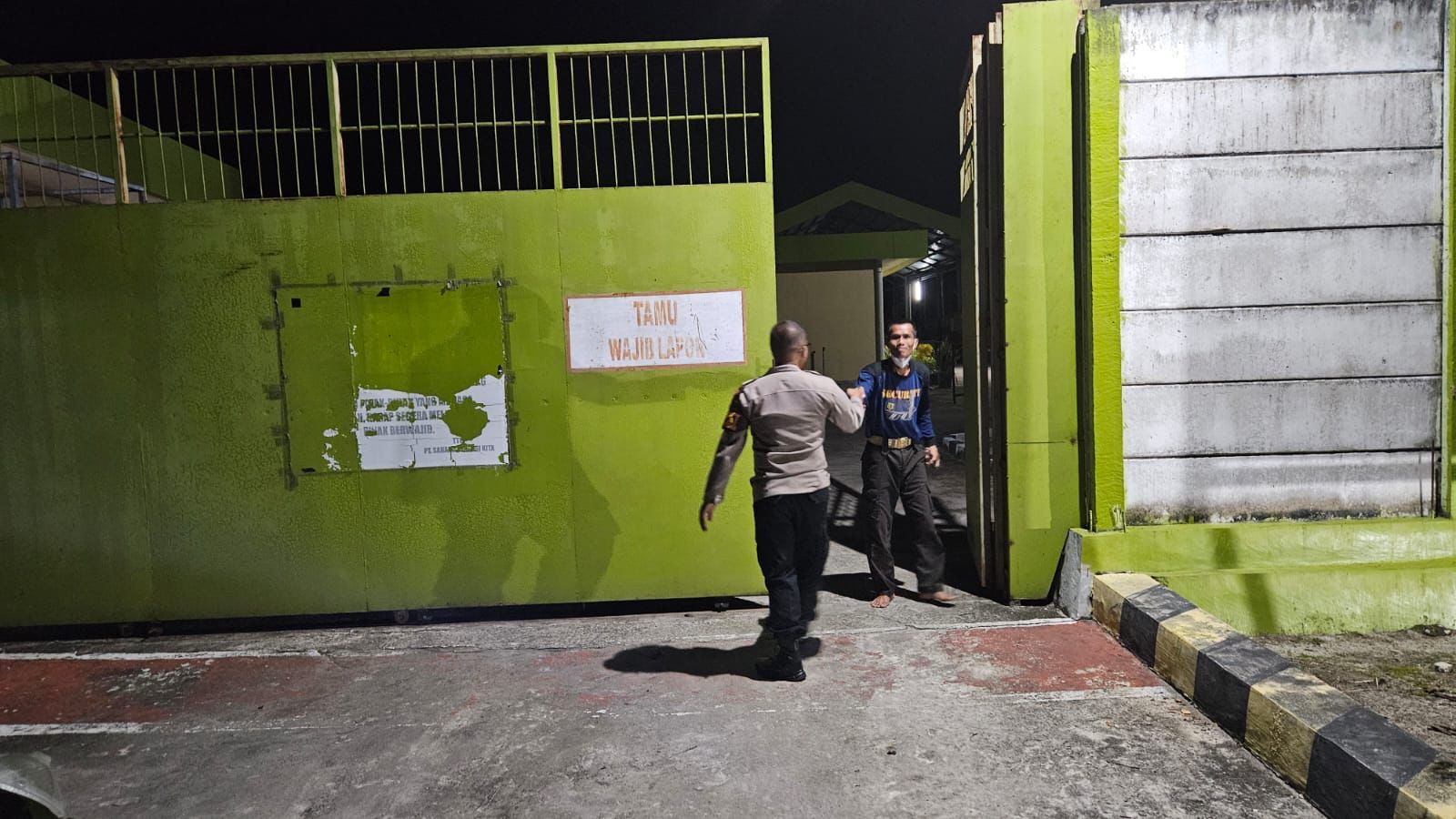Polsek Bukit Batu Sambangi Tip Top Gasindo dan Sampaikan Imbauan Kamtibmas  Polresta Palangka Raya – Dalam upaya menjaga situasi keamanan dan ketertiban masyarakat (kamtibmas), personel Polsek Bukit Batu melakukan kunjungan ke Tip Top Gasindo, sebuah usaha distribusi gas di wilayah tersebut.    Dalam kunjungan ini, petugas menyampaikan pesan-pesan kamtibmas kepada pengelola dan karyawan, mengingat pentingnya menjaga keamanan pada tempat usaha yang menjadi salah satu kebutuhan masyarakat.   Petugas juga mengingatkan untuk selalu waspada terhadap potensi gangguan keamanan, seperti pencurian atau kebakaran, dan memastikan penyimpanan gas dilakukan sesuai standar keselamatan.    Kapolsek Bukit Batu Ipda Iwan Kushadinoto menekankan pentingnya sinergi antara kepolisian dan pelaku usaha untuk menciptakan lingkungan yang aman.    “Kami berharap dengan kunjungan ini, pelaku usaha dapat lebih memahami langkah-langkah pencegahan terhadap potensi gangguan, sehingga situasi tetap kondusif,” ujar Kapolsek mewakili Kapolresta Palangka Raya, Kombes Pol. Dedy Supriadi, S.I.K., M.H., Selasa (11/2/2025) pagi.    Kegiatan ini merupakan bagian dari patroli sambang rutin Polsek Bukit Batu, yang bertujuan untuk mempererat komunikasi dengan masyarakat sekaligus memastikan stabilitas keamanan di wilayah hukum mereka. (dk_reborn)