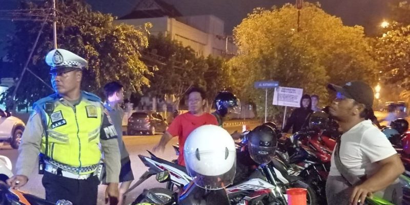 Personel Satlantas Polresta Palangka Raya Sampaiken Edukasi Tukang Parkir