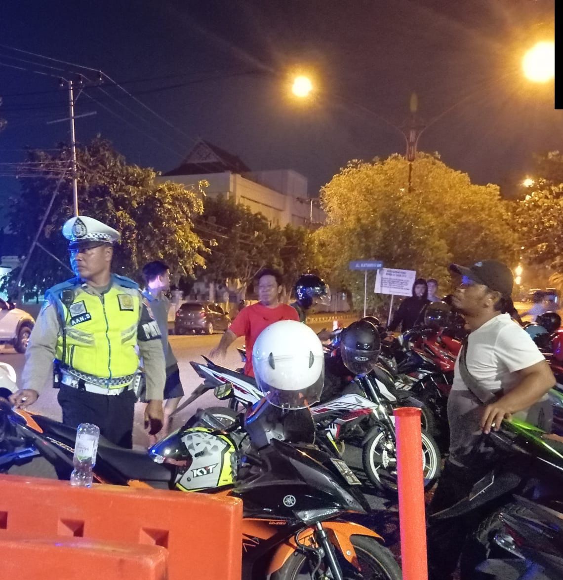 Personel Satlantas Polresta Palangka Raya Sampaiken Edukasi Tukang Parkir