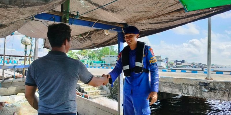 Ditpolairud Sambangi Warga Binaan Desa Kampung Keramat Das Katingan Yang Sedang berkumpul dan Bercengkrama.