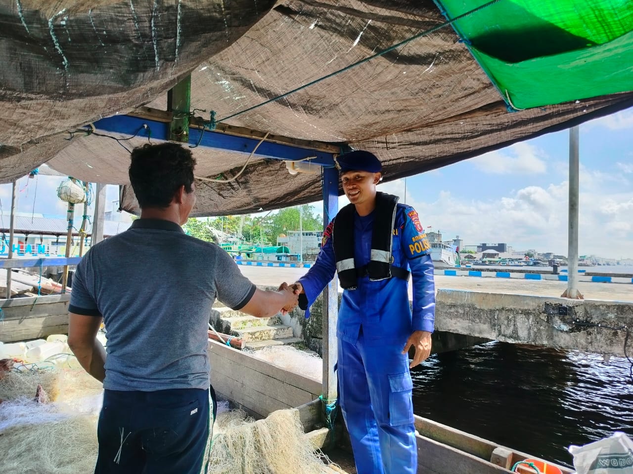 Ditpolairud Sambangi Warga Binaan Desa Kampung Keramat Das Katingan Yang Sedang berkumpul dan Bercengkrama.