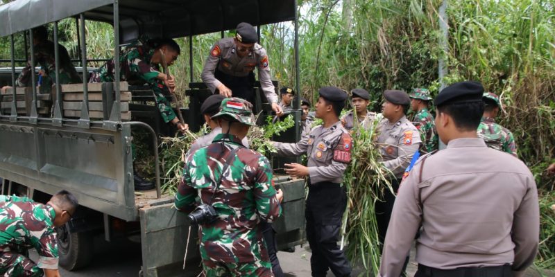 Perkuat Sinergitas dan Soliditas TNI – Polri di Malang Kompak Laksanakan Karya Bakti pada HUT ke – 64 Kostrad
