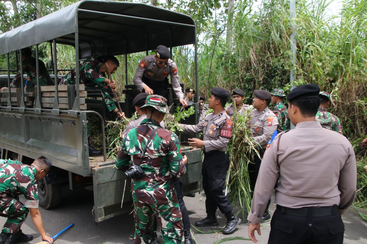 Perkuat Sinergitas dan Soliditas TNI – Polri di Malang Kompak Laksanakan Karya Bakti pada HUT ke – 64 Kostrad