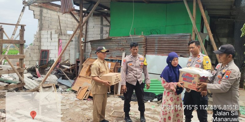 Angin Kencang Mengakibatkan Puluhan Rumah Rusak di Pasuruan, Kapolres Salurkan Bantuan