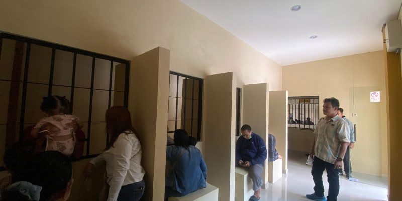 Pelihara Keamanan, Personel Sattahti Polresta Palangka Raya Kawal Pelaksanaan Besuk Tahanan