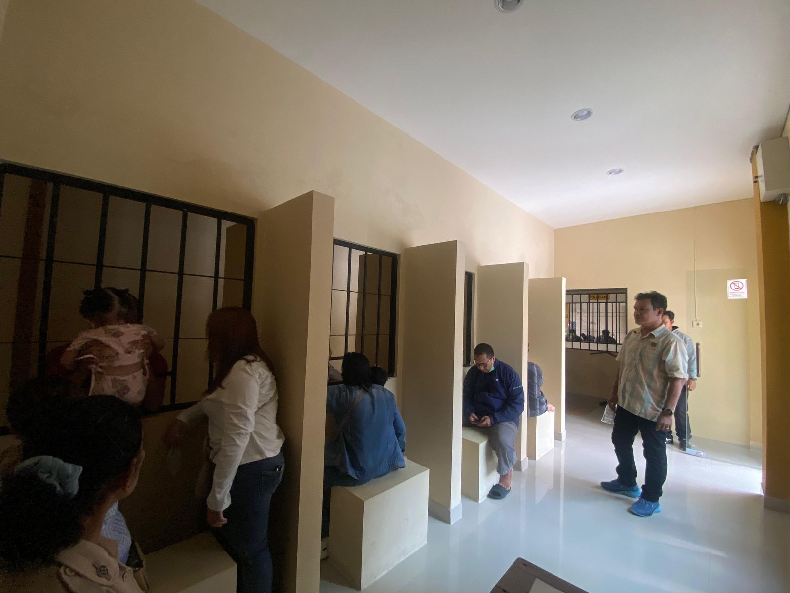 Pelihara Keamanan, Personel Sattahti Polresta Palangka Raya Kawal Pelaksanaan Besuk Tahanan