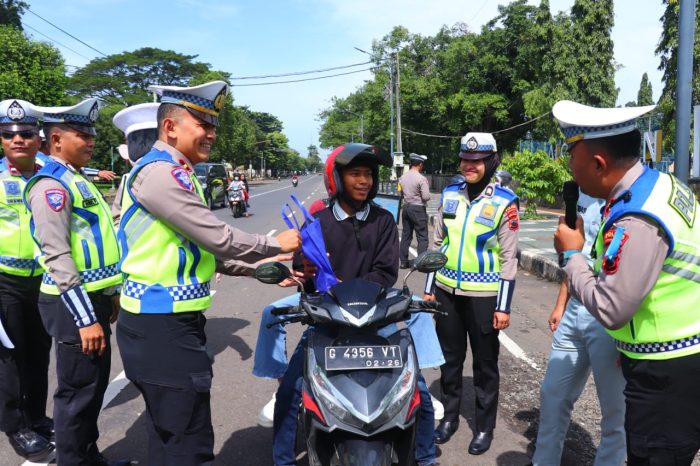 Sosialisasi Ops Keselamatan Candi 2025, Polres Pekalongan Beri Gift Kepada Pengendara Yang Tertib Berlalu Lintas