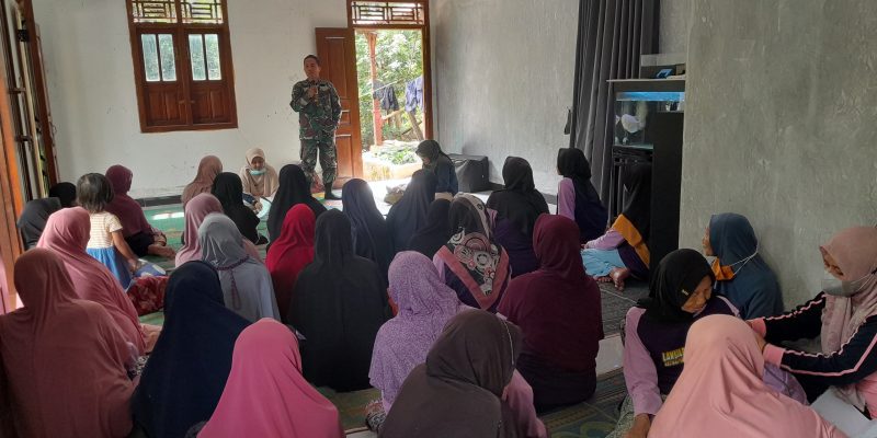 Peduli Kesehatan Warganya, Babinsa Banyuputih Dampingi Posyandu Lansia
